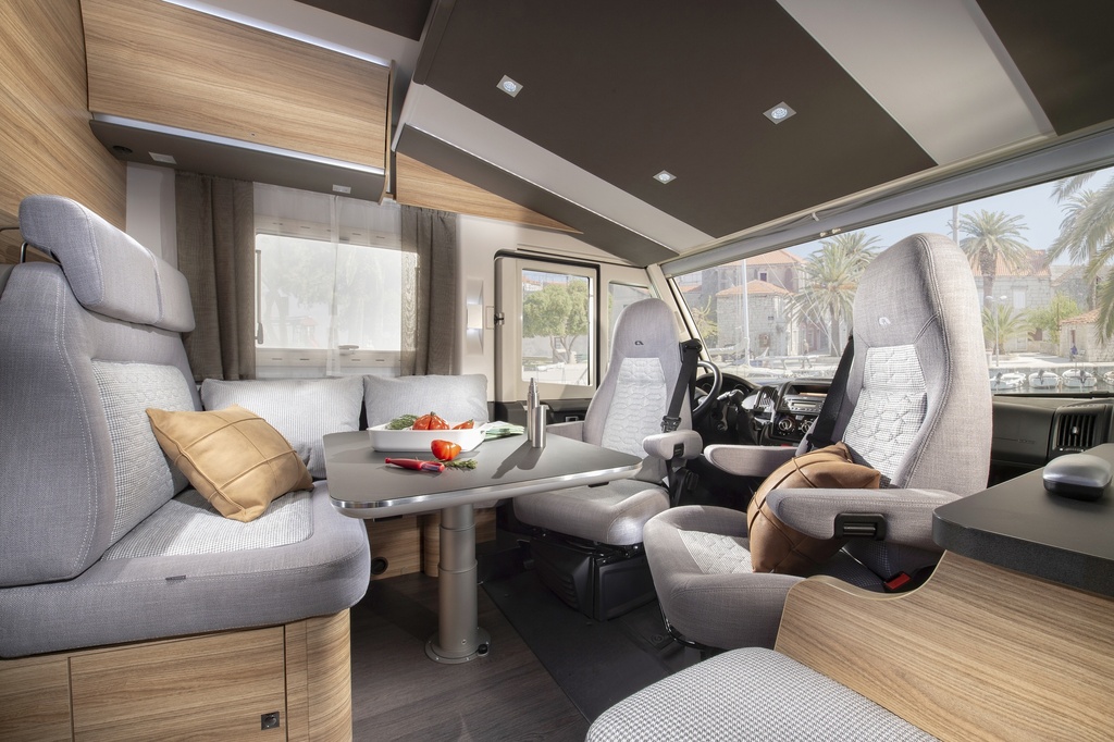 Luxury Class Motorhome 4 seats - 5 beds