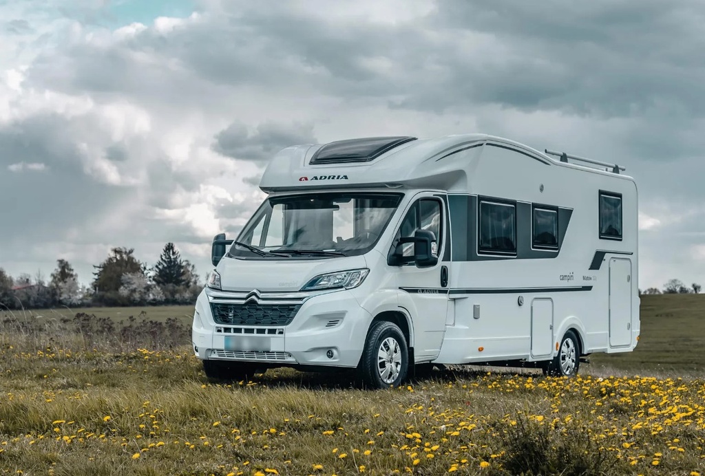 Premium klasės kemperis Adria Matrix 600 SP arba panašus