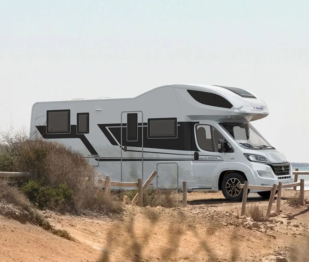 Family Plus klasės kemperis Adria Coral XL 660 SL arba panašus