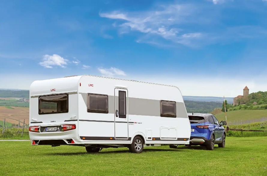 Caravan klasės prikabinamas namelis LMC Sassino  450 D arba panašus